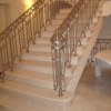 Лестница из мрамора с закругленными первыми ступенями